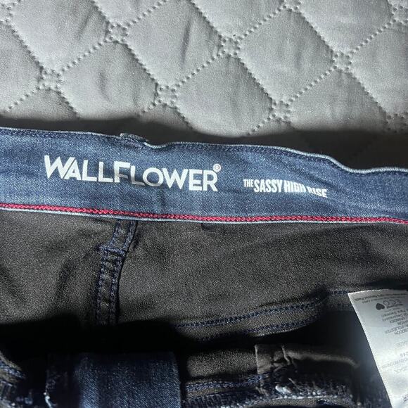 ✨Wallflower Sassy High Rise Denim Shorts Women’s Size 17 Blue Cuffed Stretch - Picture 5 of 8